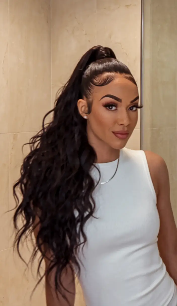 Cute natural summer ideas of hairstyles 2025: Easy view of a high tail with free waves