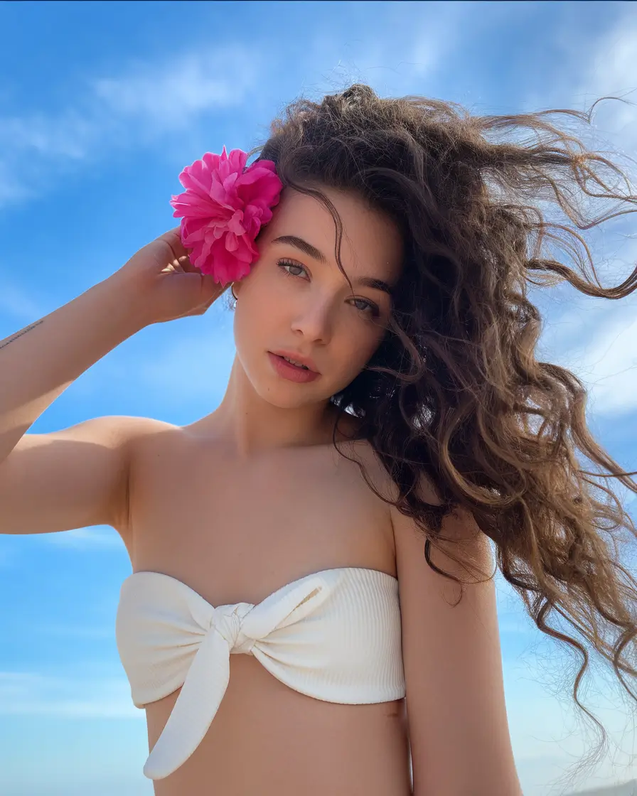 Practical summer hairstyles for swimming 2025. Free natural curls with floral popes