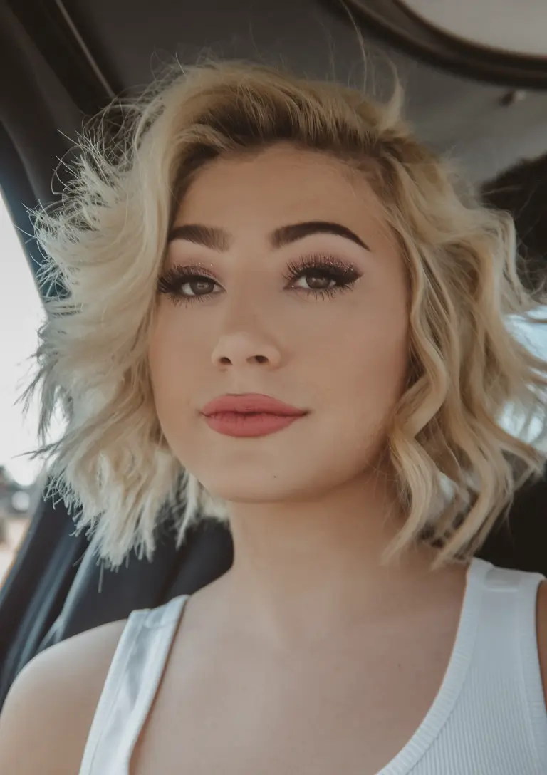 Summer 2025 Ideas for haircuts for round faces - playful platinum bean