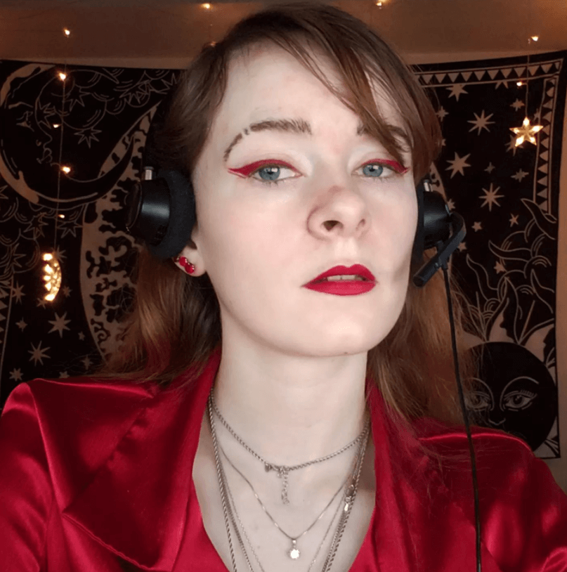 Красная щель для бровей