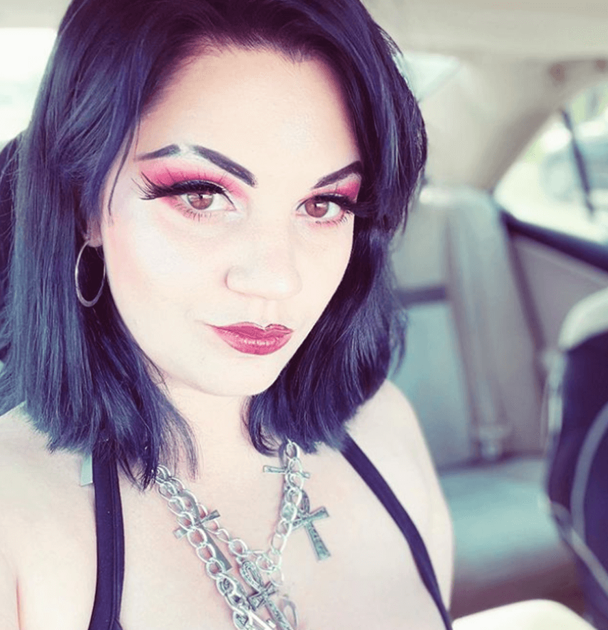 Короткие волосы, разрез бровей