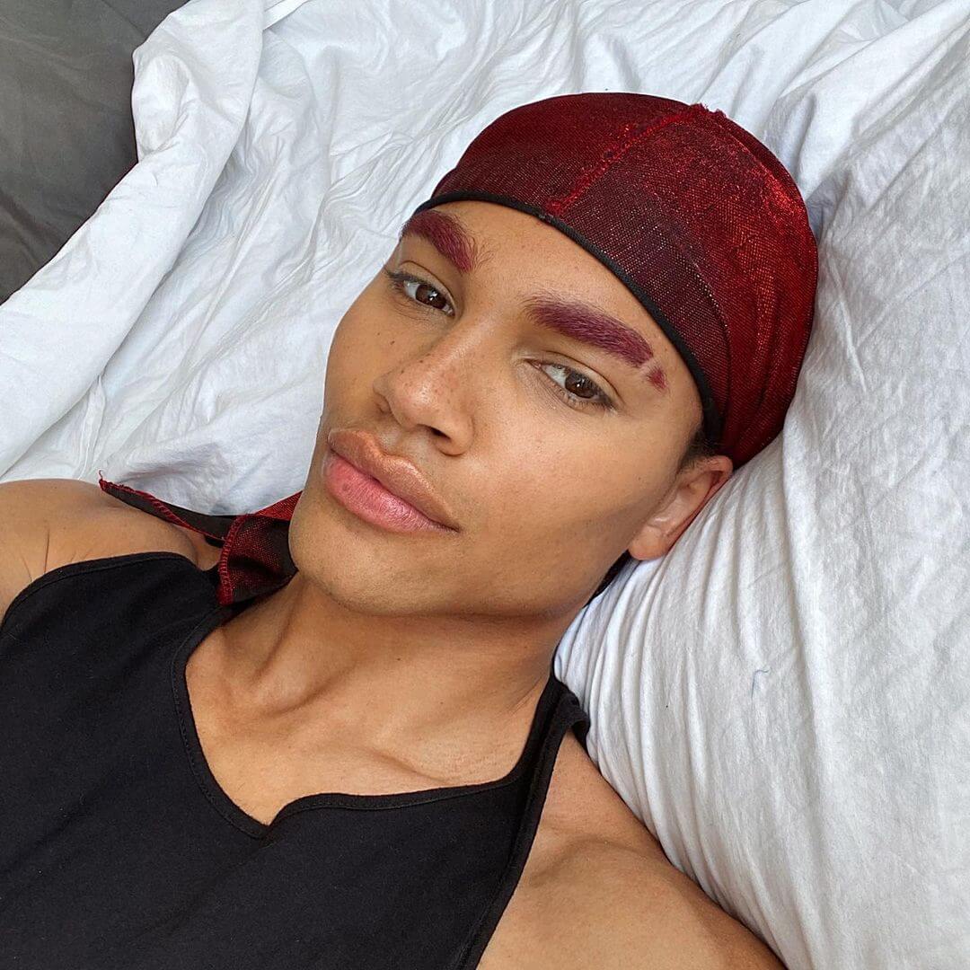 Цветная щель для бровей