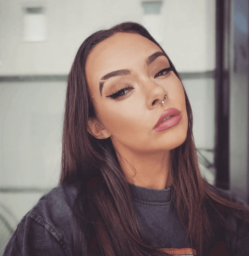 Стильная прорезь для бровей