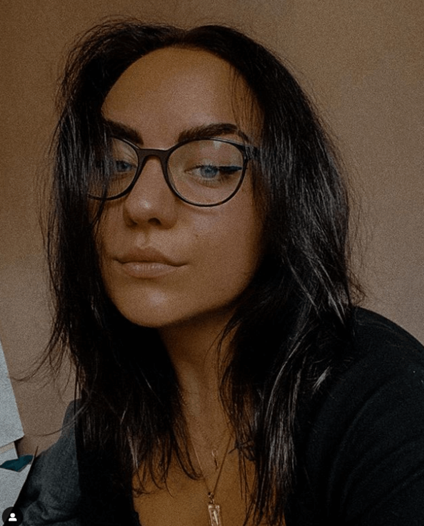 Неукрашенная прорезь для бровей