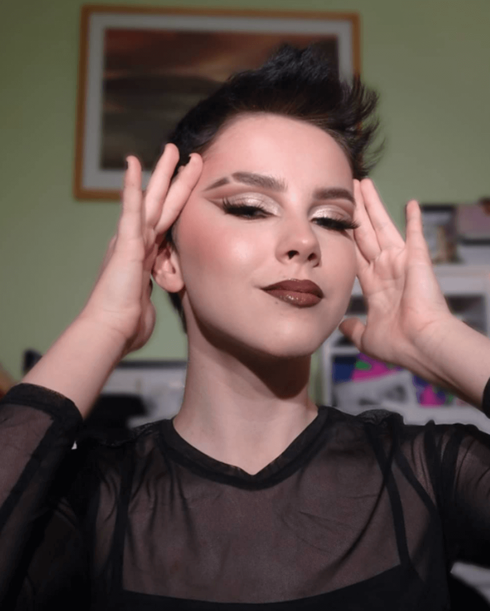 Острая прическа с разрезом бровей