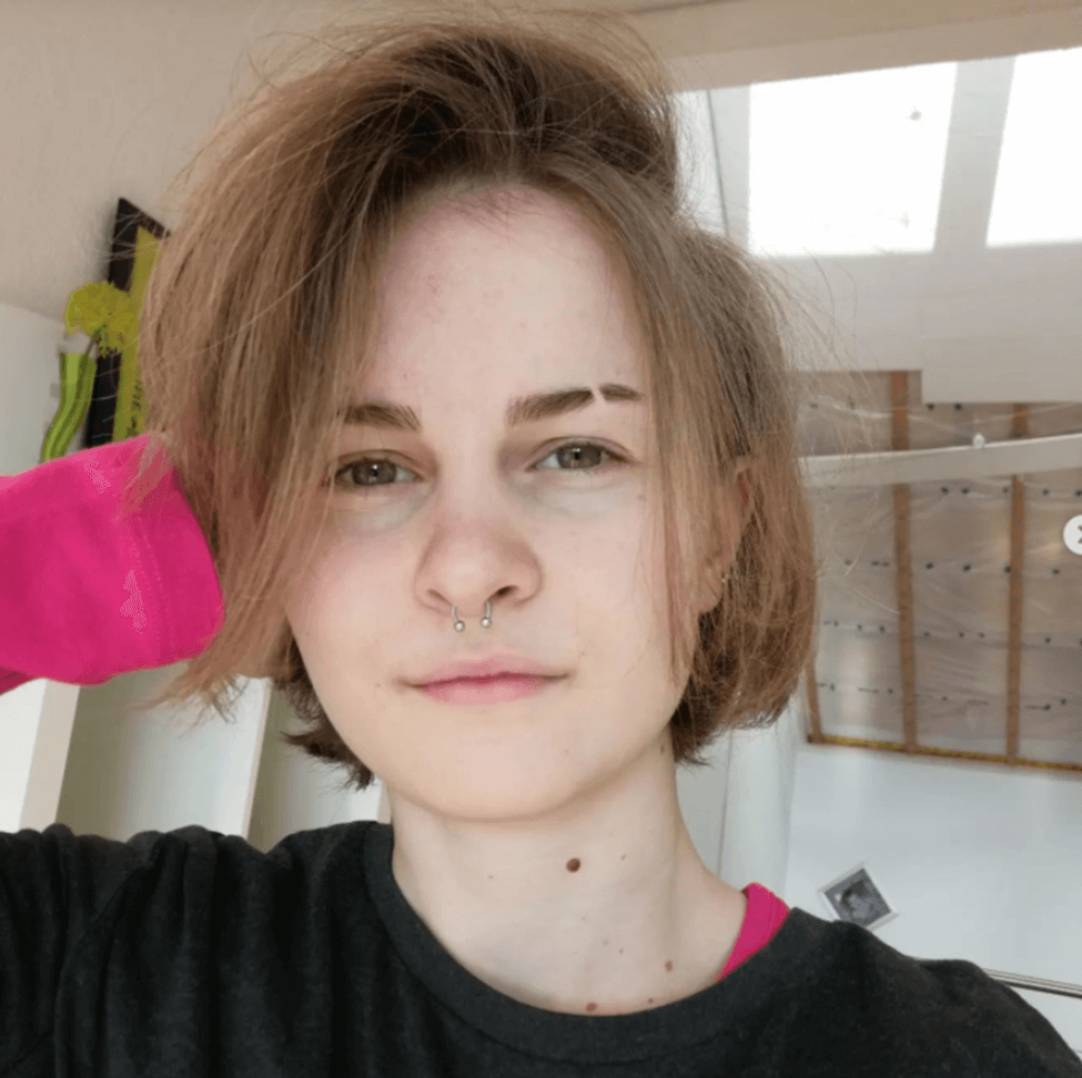 Элегантная прорезь для бровей