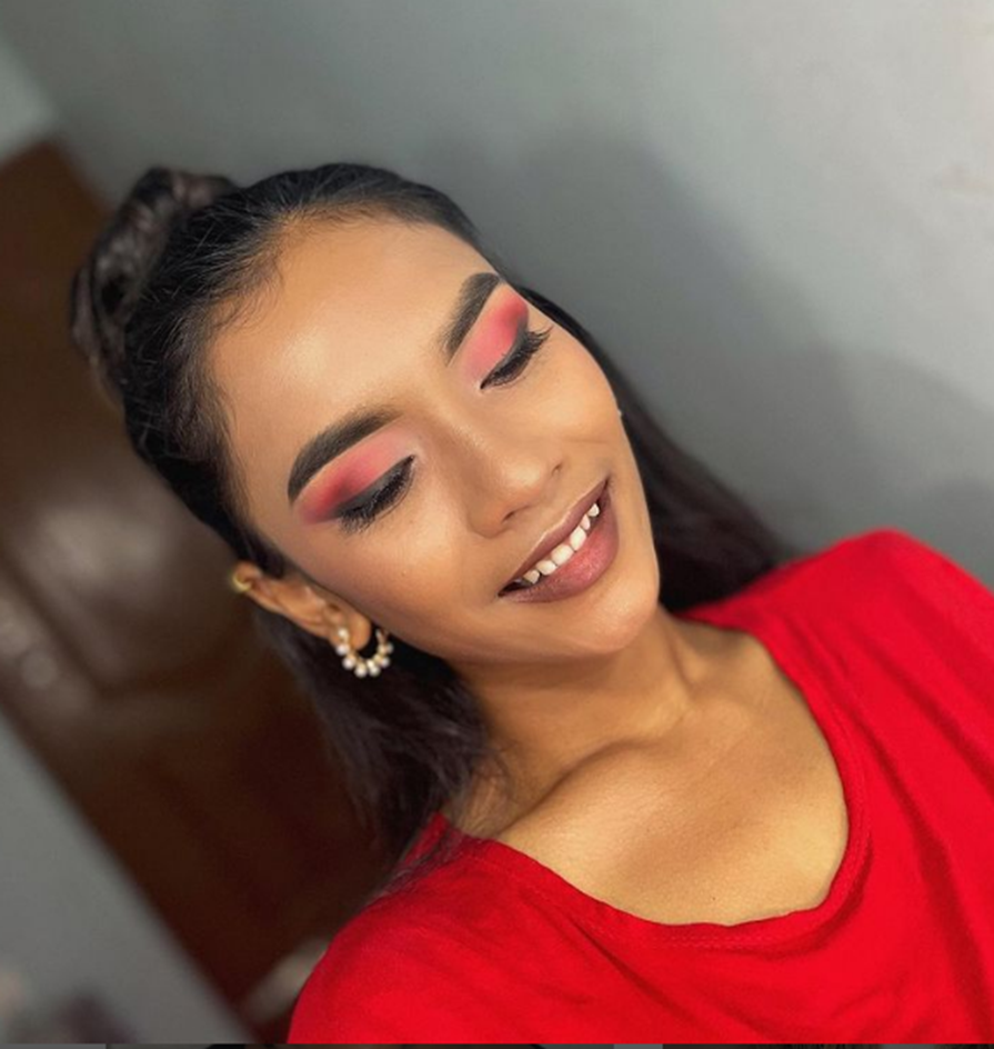 Natural dark red makeup with red eyelashes: what red makeup looks like
