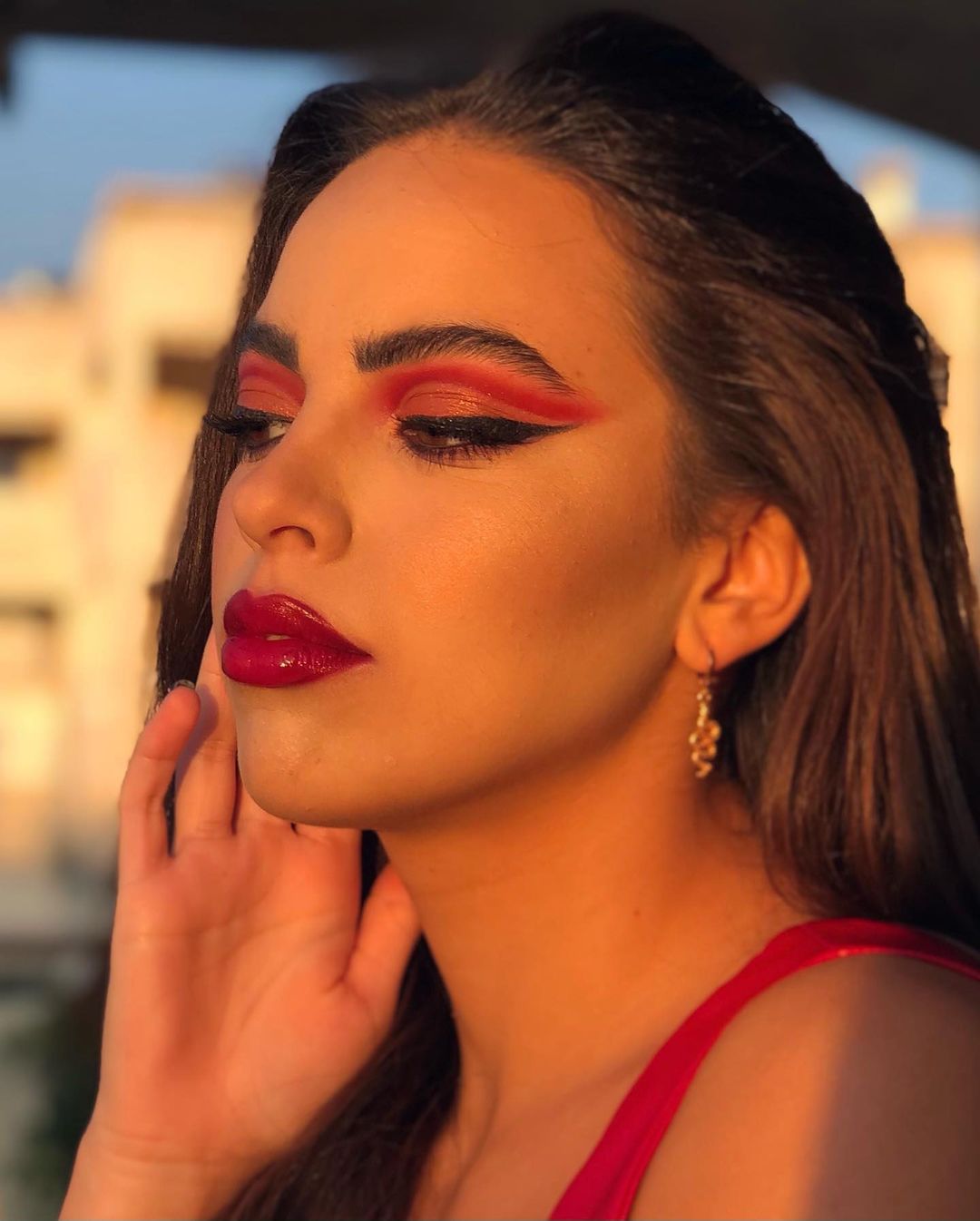Elegant galaxy red makeup: looks