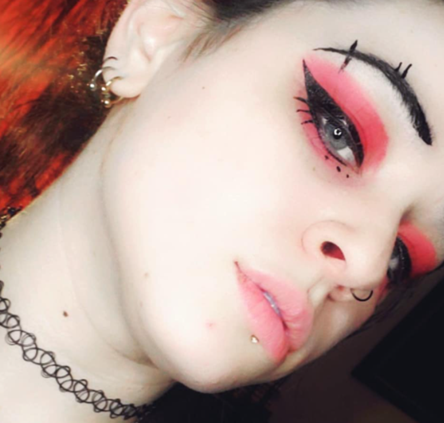 Fashionable looks with red eyeshadow