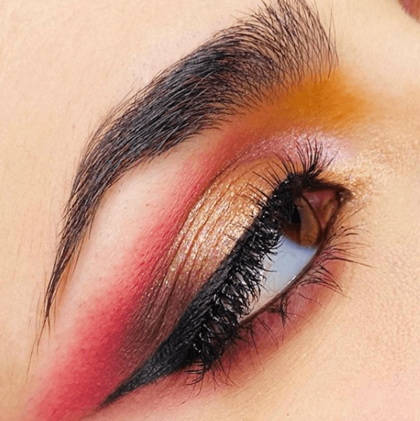 Colorful eyeshadow with gold glitch