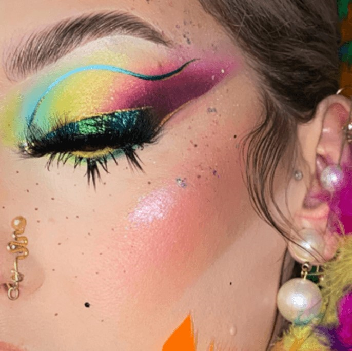 Multicolored eyeshadow with blue glitter: looks