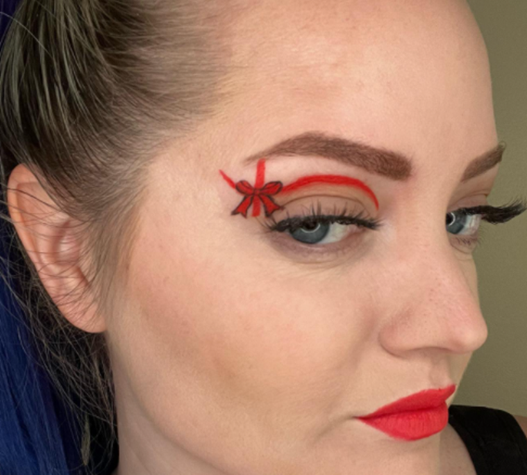 Christmas eyeshadow look with red bow