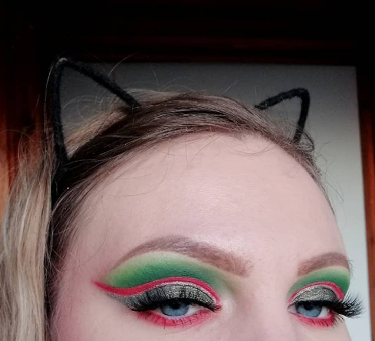 Christmas look with red and green eyeshadow