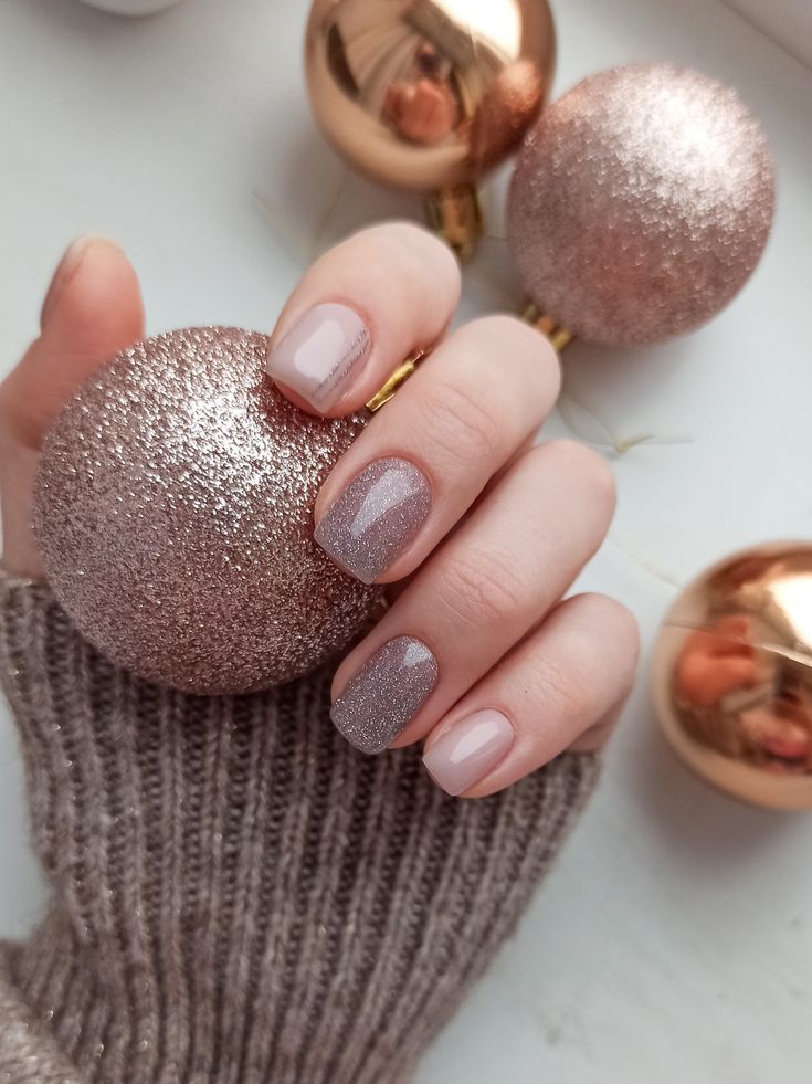 Christmas Nail Designs 2025 18 Ideas: Acrylic, Gel, Colors, and Trends